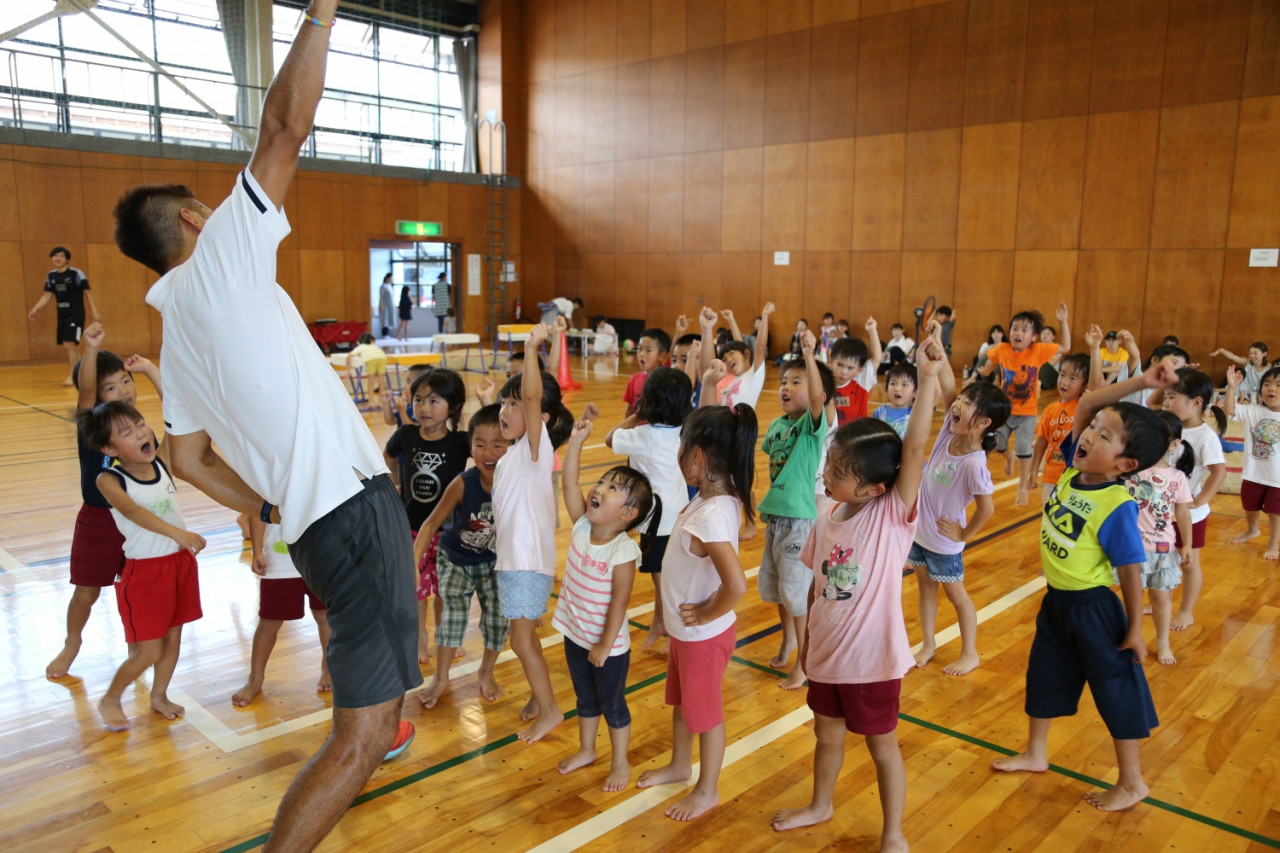 子供達と遊ぶ様子